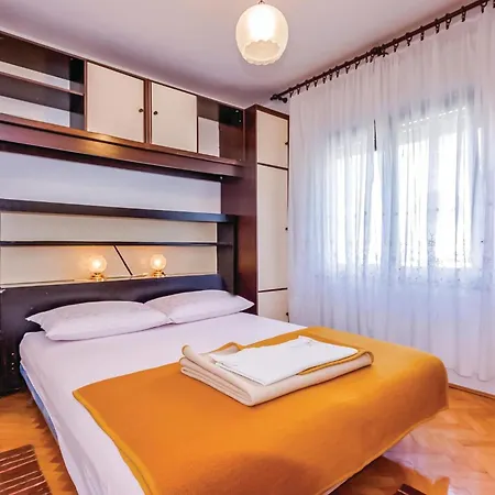 1 Bedroom Awesome In Novi Vinodolski